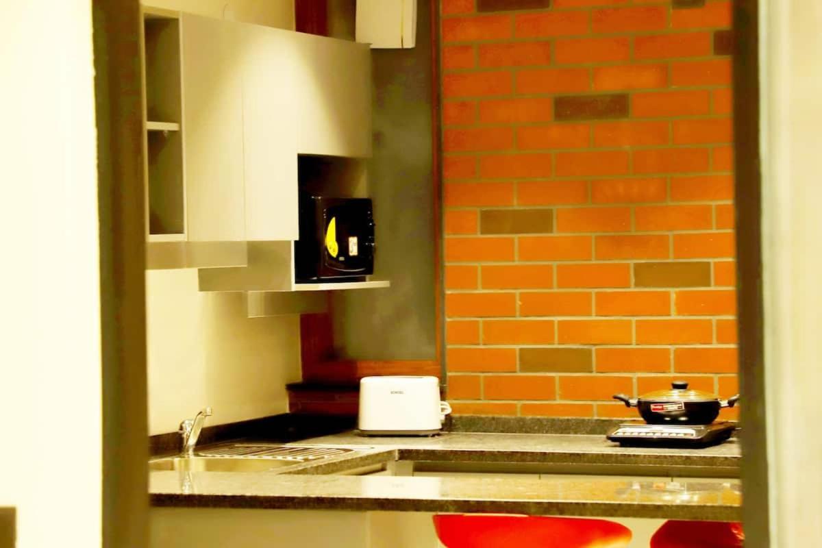 Apt# One-Four-Two - With Lift - High Speed Wifi - Smart Tv New Delhi Ngoại thất bức ảnh